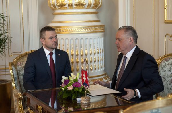 Pravd�podobn&yacute; p�&iacute;&scaron;t&iacute; slovensk&yacute; premi&eacute;r Peter Pellegrini (vlevo) p�edal 21. b�ezna v Bratislav� nov&yacute; n&aacute;vrh na slo�en&iacute; budouc&iacute; vl&aacute;dy prezidentovi Andreji Kiskovi (vpravo).