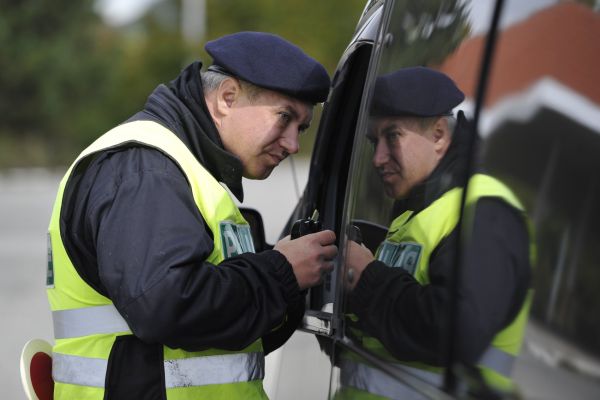 Policista na hrani�n&iacute;m p�echodu v Mikulov�. Cvi�en&iacute; voj&aacute;k� a policist� k uprchlick&eacute; krizi.