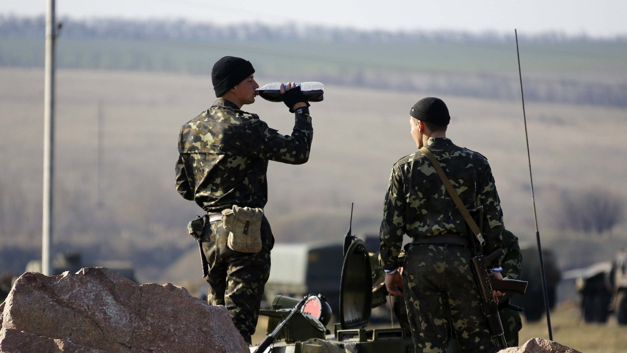 Ukrajint vojc hldkuj na ble neidentifikovanm mst u hranice s Ruskem - Ilustran foto.