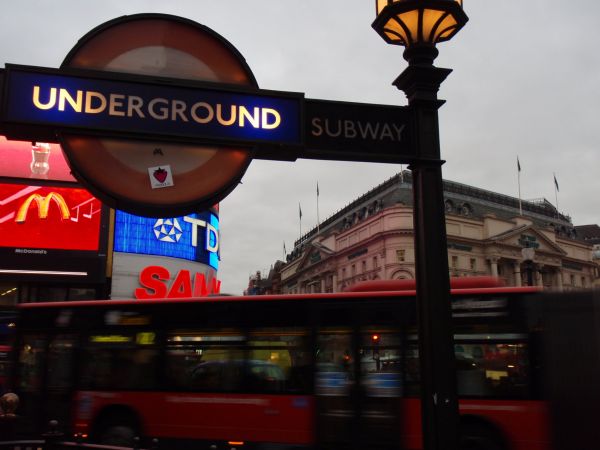 A London Underground roundel at one of the entrances to Piccadilly Circus tube station Londýnské metro
