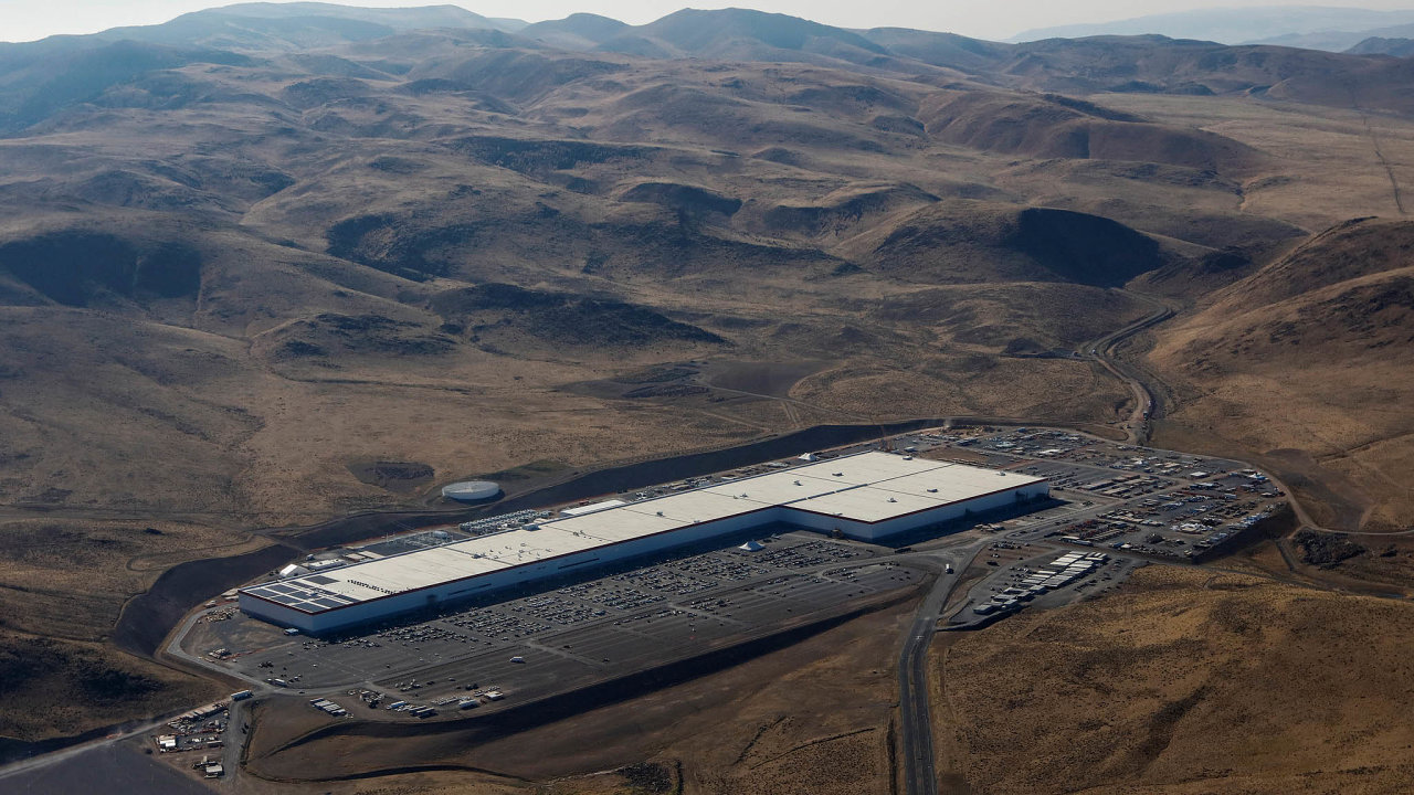 Tovrna Tesly v Nevad znm jako Gigafactory vyuv pi vrob bateri elektinu ze solrnch panel. To ve ve snaze zanechat co nejmen uhlkovou stopu.