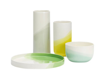 Kolekce The Herringbone Vessels je vytvořena opakovaným nořením keramických misek a váz do barevné glazury. Barví se ručně, a každý kousek je tak jedinečný.