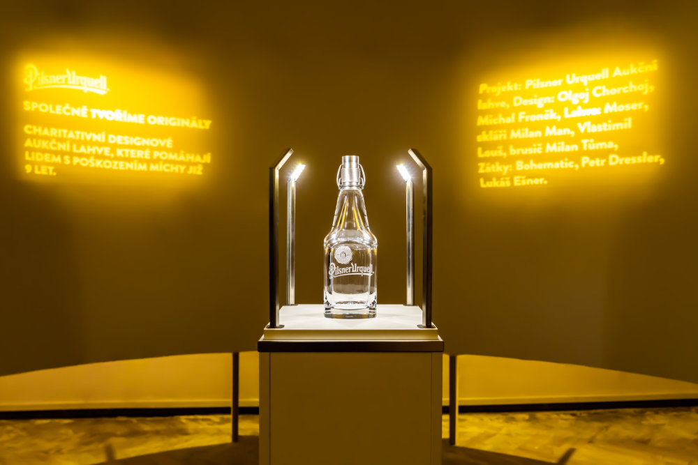 Pivní lahev Pilsner Urquell od designéra Michala Froňka, sklárny Moser a manufaktury Bohematic
