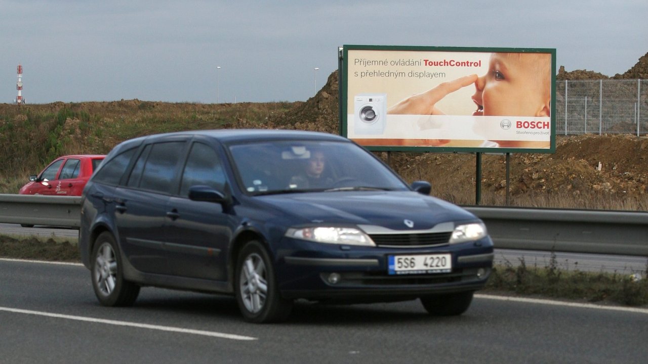 Billboard u silnice. Ilustraèní foto