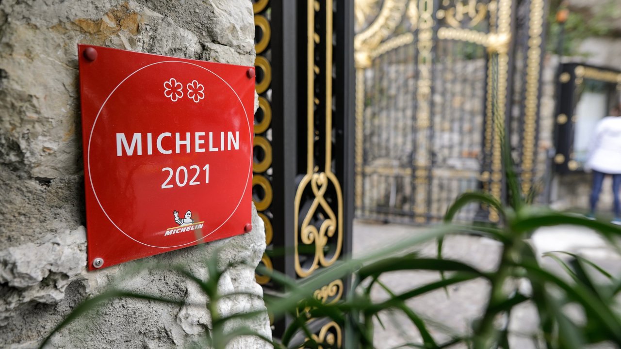 Restaurace ocenìná francouzským gastronomickým prùvodcem Michelin Guide.