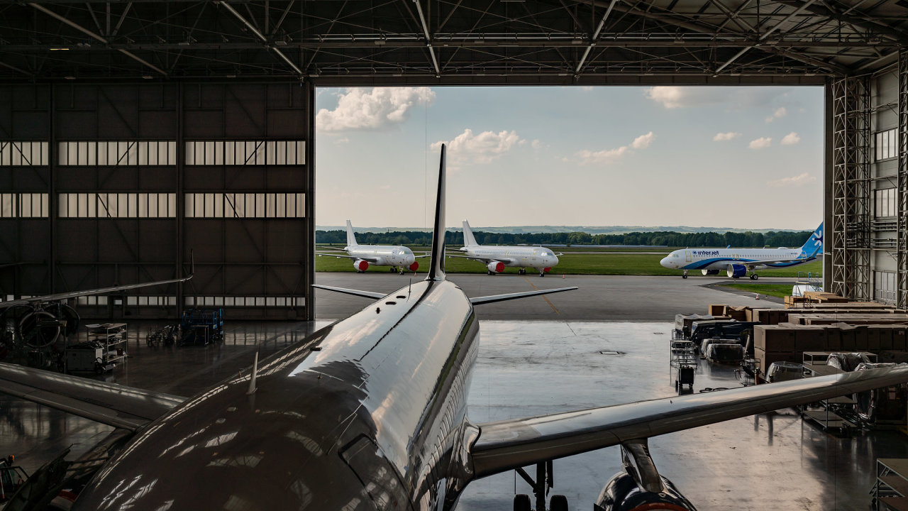 Údržba úzkotrupých letadel. V roce 2020 byl otevøen druhý opravárenský hangár, díky nìmuž byla navýšena kapacita o další dvì letadla.