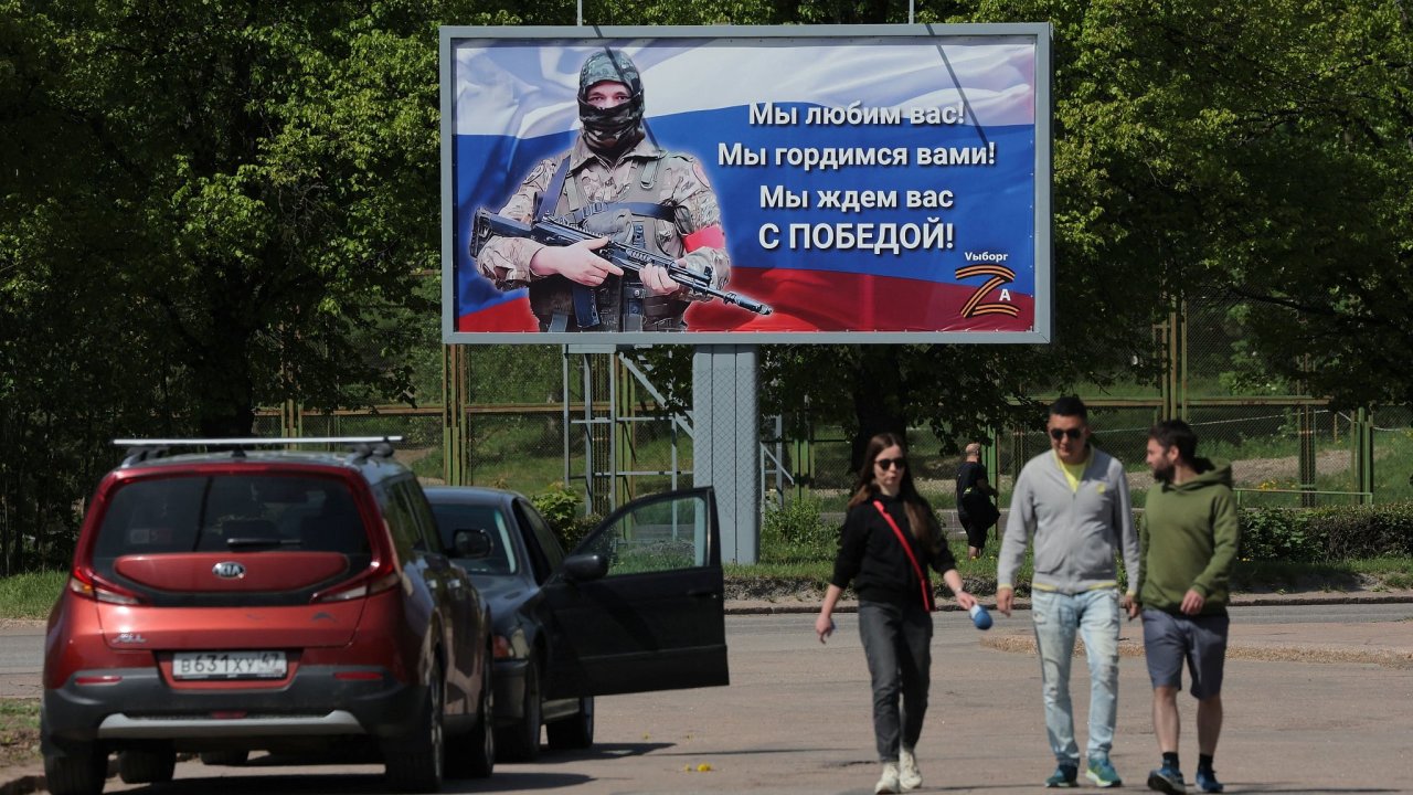 Billboard v ruském Vyborgu v Leningradské oblasti na podporu ruských vojákù.