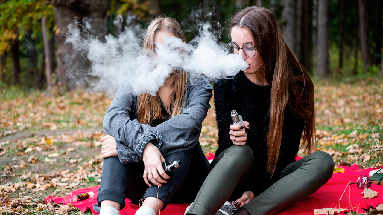 U teenager se objevily nov trendy, ato zejmna uvn elektronickch cigaret azahvanho tabku
