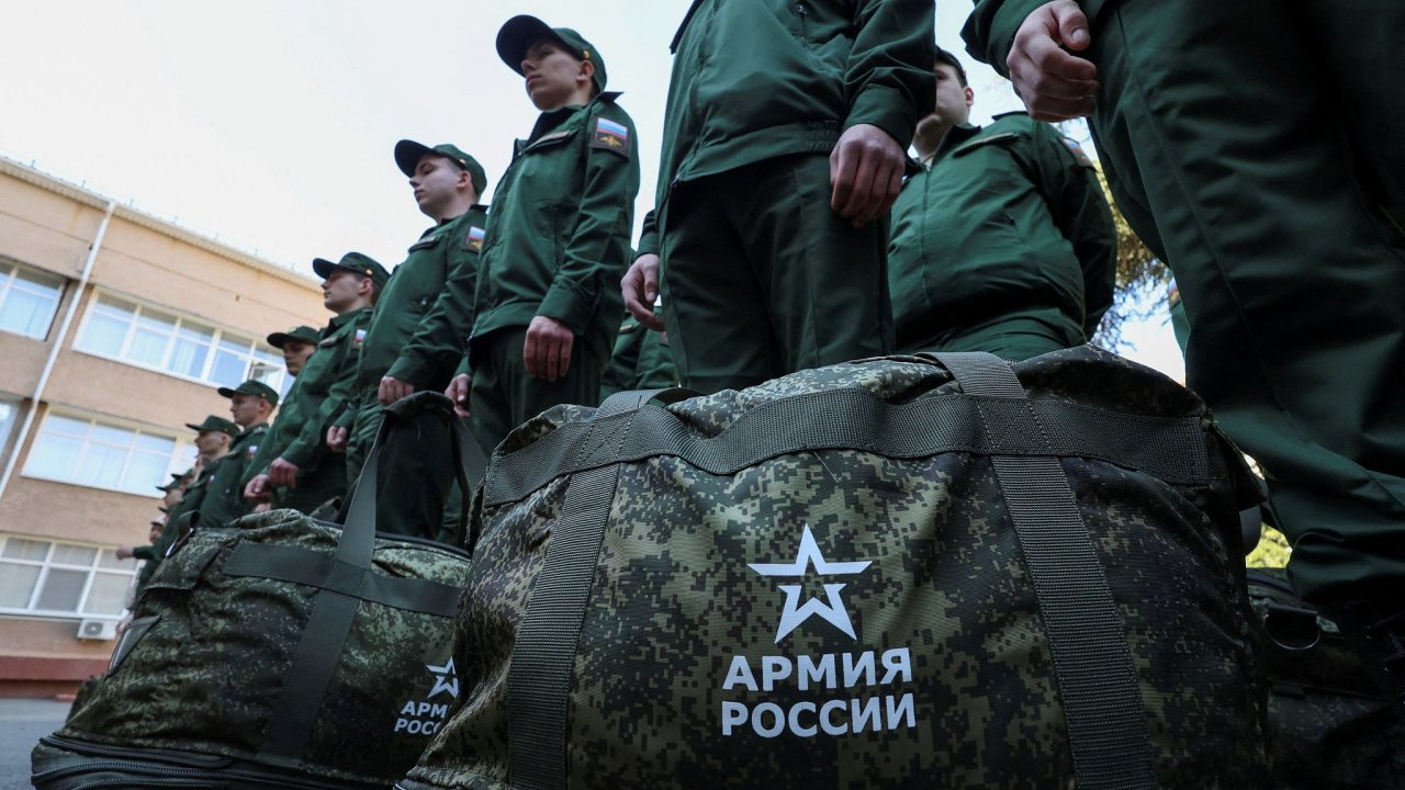Podle daj ruskho ministerstva obrany bylo od 1. ledna do ad ozbrojench sil na zklad smlouvy pijato asi 280 tisc lid, vetn rezervist.