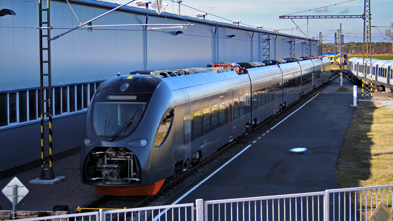 CRRC Sirius EMU pro Leo Express na železnièním testovacím okruhu Velim. Leo Express si vlaky pùvodnì objednal, s cestujícími s nimi ale na èeské železnice nakonec vyjede RegioJet.