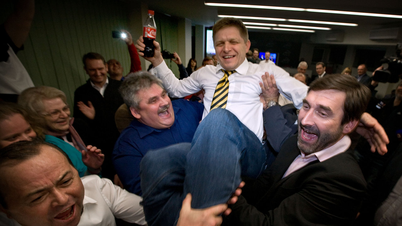 Triumf. Robert Fico a lenov jeho strany oslavuj drtiv vtzstv v pedasnch volbch v roce 2012. Smr zskal 44 procent hlas a sestavil jednobarevnou vldu.