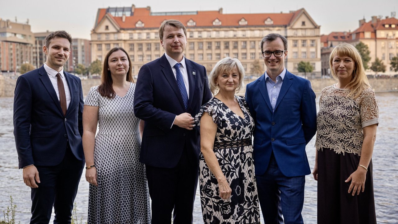 Nositel titulu Podnikov prvnk 2024  zleva tpn Petrovick, Barbora Pospilov, Vladimr Krasula, pedsedkyn poroty a prezidentka UPP Marie Brejchov, Tom Erbk a Zora Novkov.