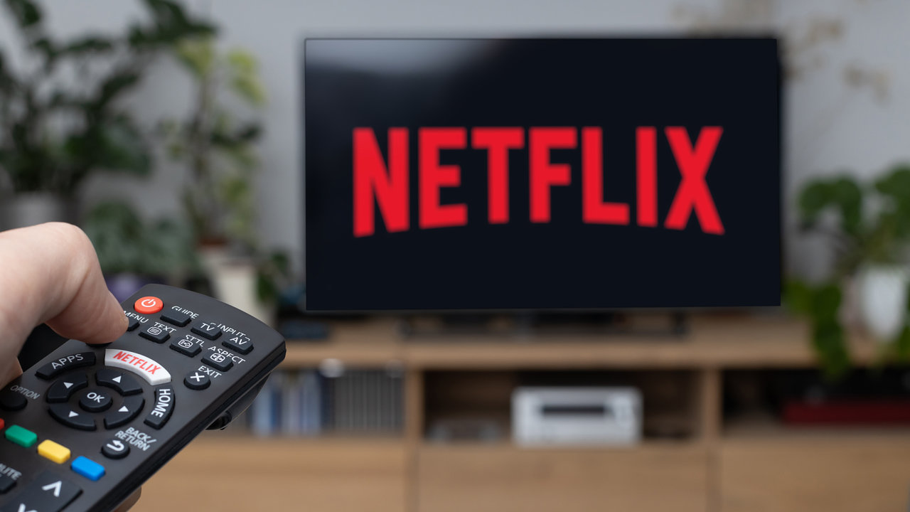 ad oznmil, e Netflix loni v srpnu jednostrann zvil nkter msn poplatky a o sedm zlotch (40 K).