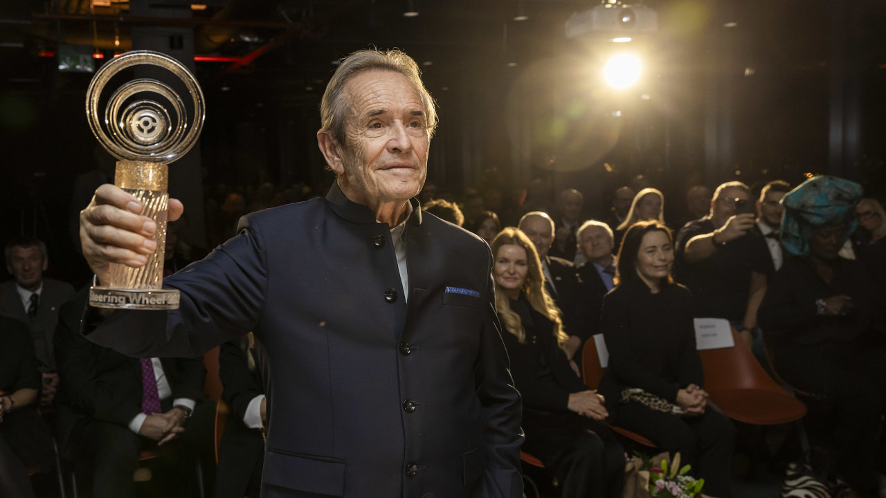 Jacky Ickx p�ijel do Prahy p�evz�t ocen�n� v anket� Zlat� volant za celo�ivotn� p��nos motorsportu.