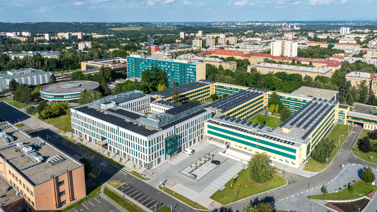 Kampus s novou budovou Ekonomick� fakulty (2)