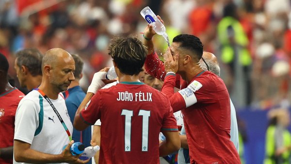 Portugal�t� fotbalist� se ob�erstvuj� b�hem tzv. hydrata�n� pauzy p�i z�pase...