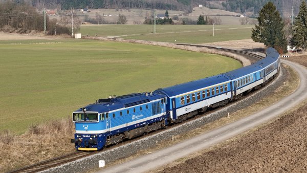 Současná podoba rychlíku z Prahy do Trutnova: lokomotiva řady 754 a starší...