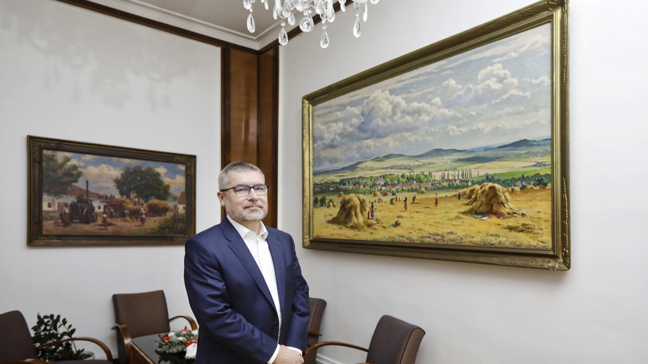 Ministr zem�d�lstv� Martin �ebesty�n (za SPD) ustupuje od p�edkupn�ho pr�va k...