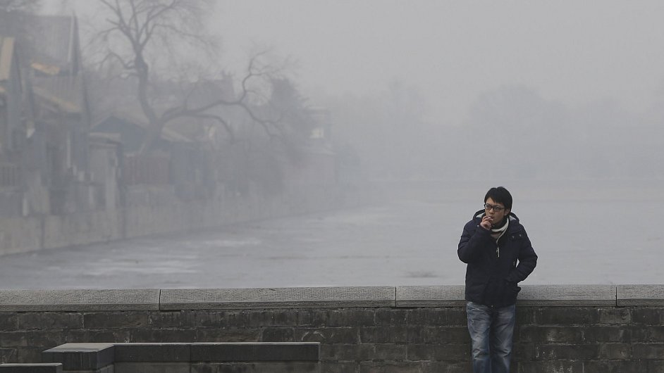 Obyvatele Pekingu dusí smog.