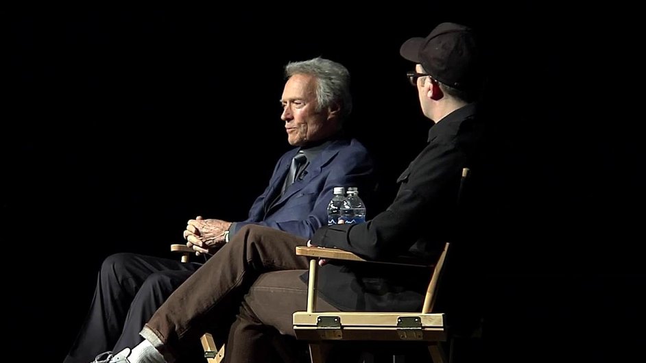 Clint Eastwood a Darren Aronofsky bhem diskuse na festivalu Tribeca.