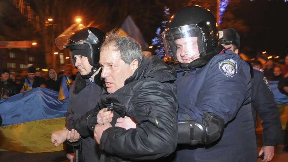 Policista dr jednoho z proruskch aktivist, kte se pokusili ovldnout sdlo samosprvy v Doncku.
