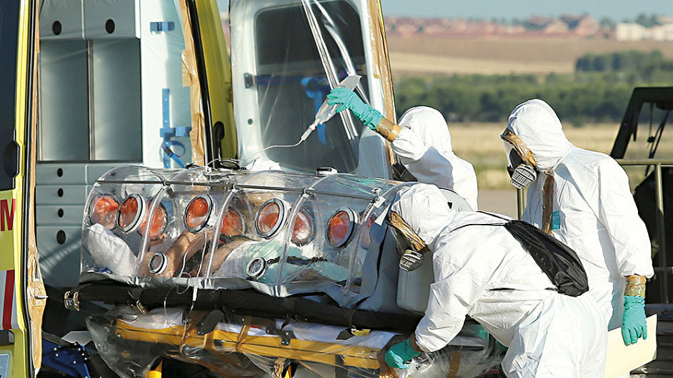 Pøevoz pacienta nakaženého ebolou, ilustraèní foto.