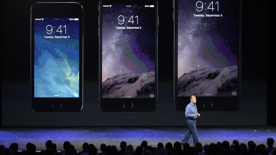 Marketingov viceprezident firmy Apple Phil Schiller pedstavil nov iPhone 6 (uprosted) a iPhone 6 Plus (vpravo).