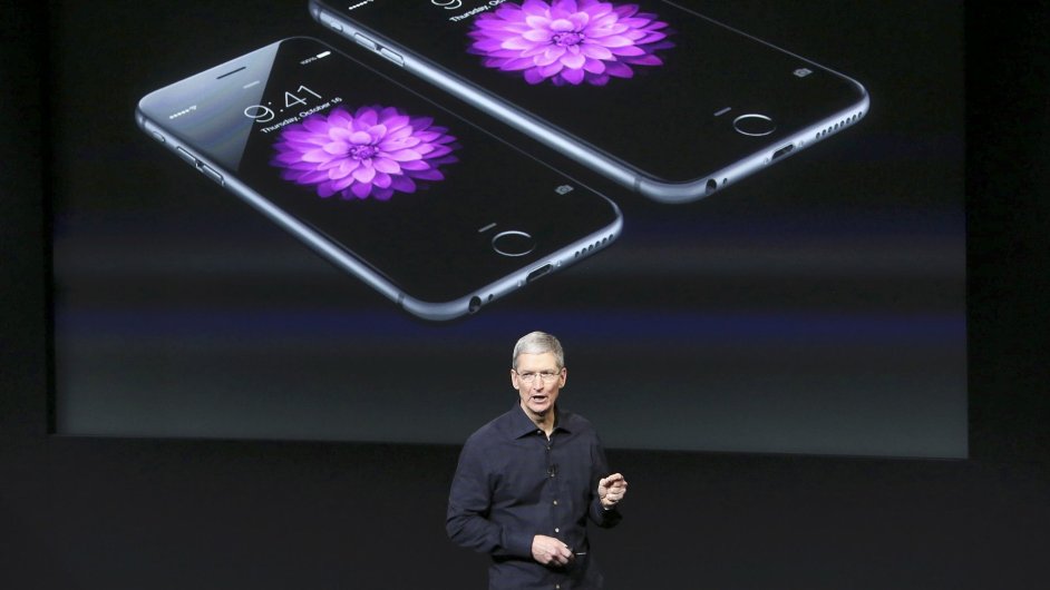 f Applu Tim Cook pedstavuje iPhone 6.