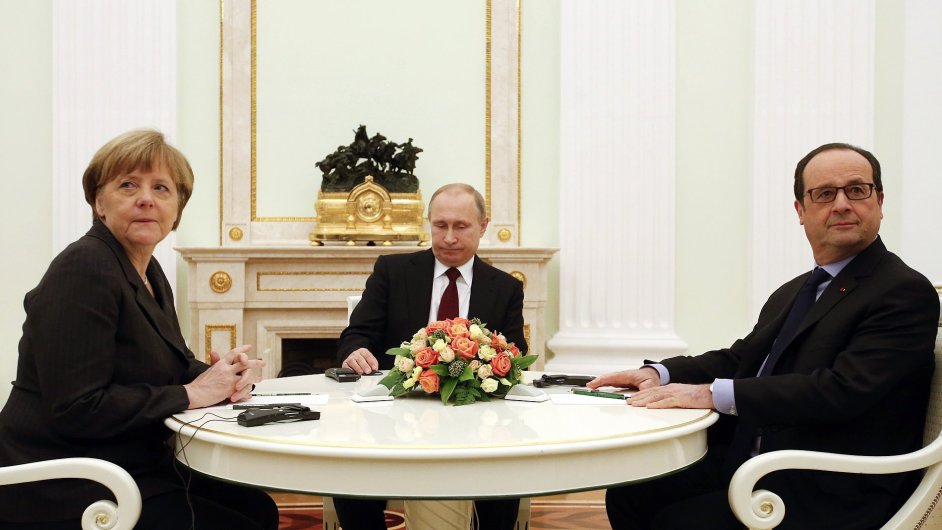 Zleva Angela Merkelová, Vladimir Putin a François Hollande bìhem jednání v Kremlu.