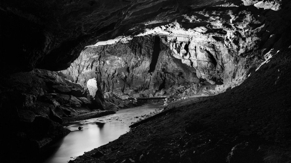 Fotografie jeskyn B skla v Moravskm krasu vyla v knize Index of Time.