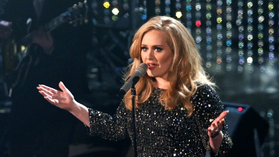 Britsk zpvaka Adele na snmku z pedvn cen Grammy roku 2013, kde zpvala pse z bondovky Skyfall.