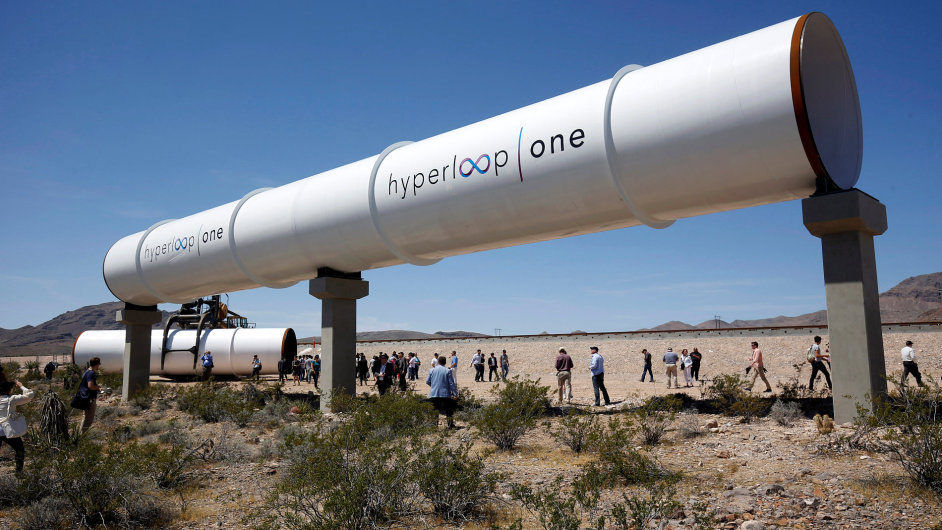 Novini a nkolik host sleduj tubus spolenosti Hyperloop One.