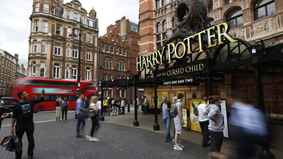 Londýnské divadlo Palace od ètvrtka uvádí hru Harry Potter a prokleté dítì, která zároveò vyšla knižnì jako 