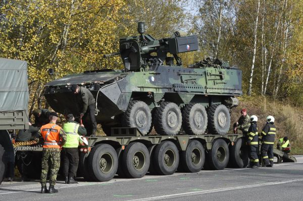 Arm&aacute;da, nehoda, pandur.