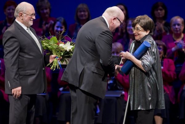 Daniel Herman p�ed&aacute;v&aacute; cenu D&aacute;ma �esk&eacute; kultury klav&iacute;ristce, cembalistce a hudebn&iacute; pedago�ce Zuzan� R��i�kov&eacute;.