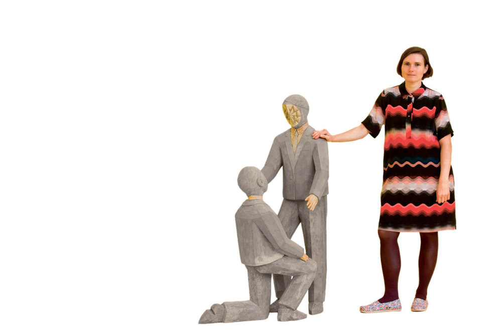 Anna Hulačová se svými sochami Povýšení na pracovní pozici, 2017