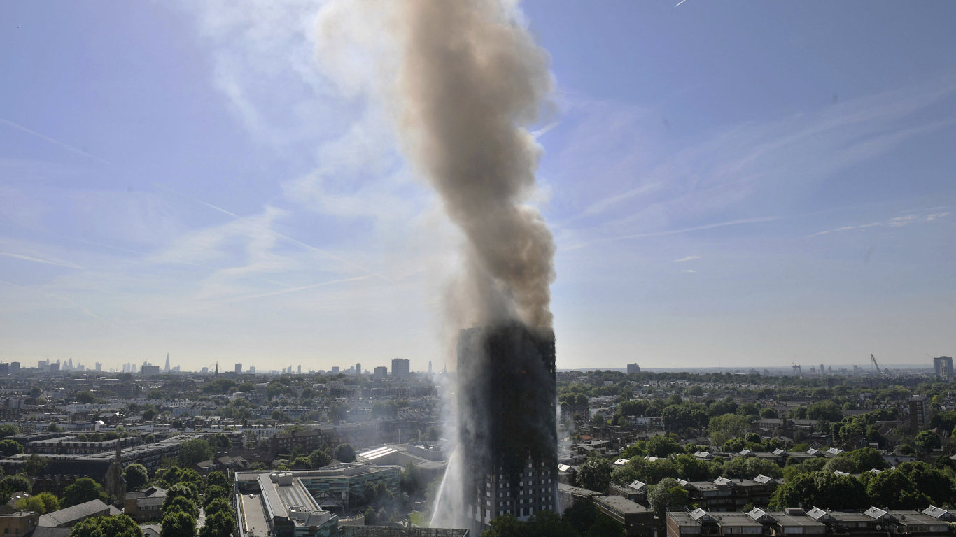 Smoke billows from a fire that has engulfed the 24-storey Grenfell Tower in west London.  PRESS ASSOCIATION Photo. Picture date: Wednesday June 14