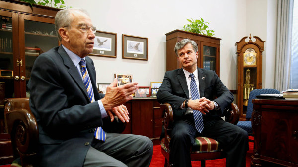 Christopher Wray (na snímku vpravo, při setkání se senátorem Chuckem Grassleym) je kandidát na nového šéfa FBI, tedy americké kriminální policie a kontrašpionáže. jarvis_5965015a498e6104b9650efd.jpeg