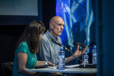 Snímek z debaty s Peterem Garrettem, které se na festivalu Colours of Ostrava uskutečnilo v rámci fóra Meltingpot.