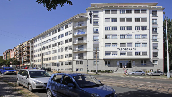 Táborská 31. Na této pražské adrese je 6900 m2 kancelářských ploch. Dům, jenž se nachází několik minut chůze od stanice metra Vyšehrad, by mohl nový vlastník přestavět na byty.