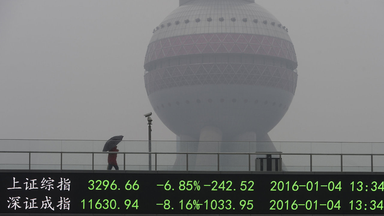 Burza v Šanghaji propadla v pondìlí o sedm procent. Pak bylo obchodování zastaveno.