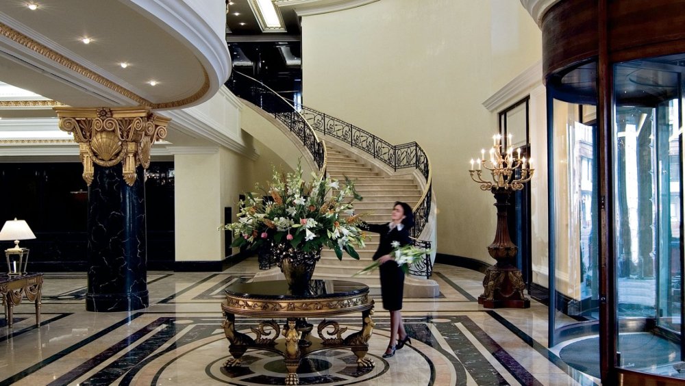 Hotel je perfektně situován a luxusně vybaven.