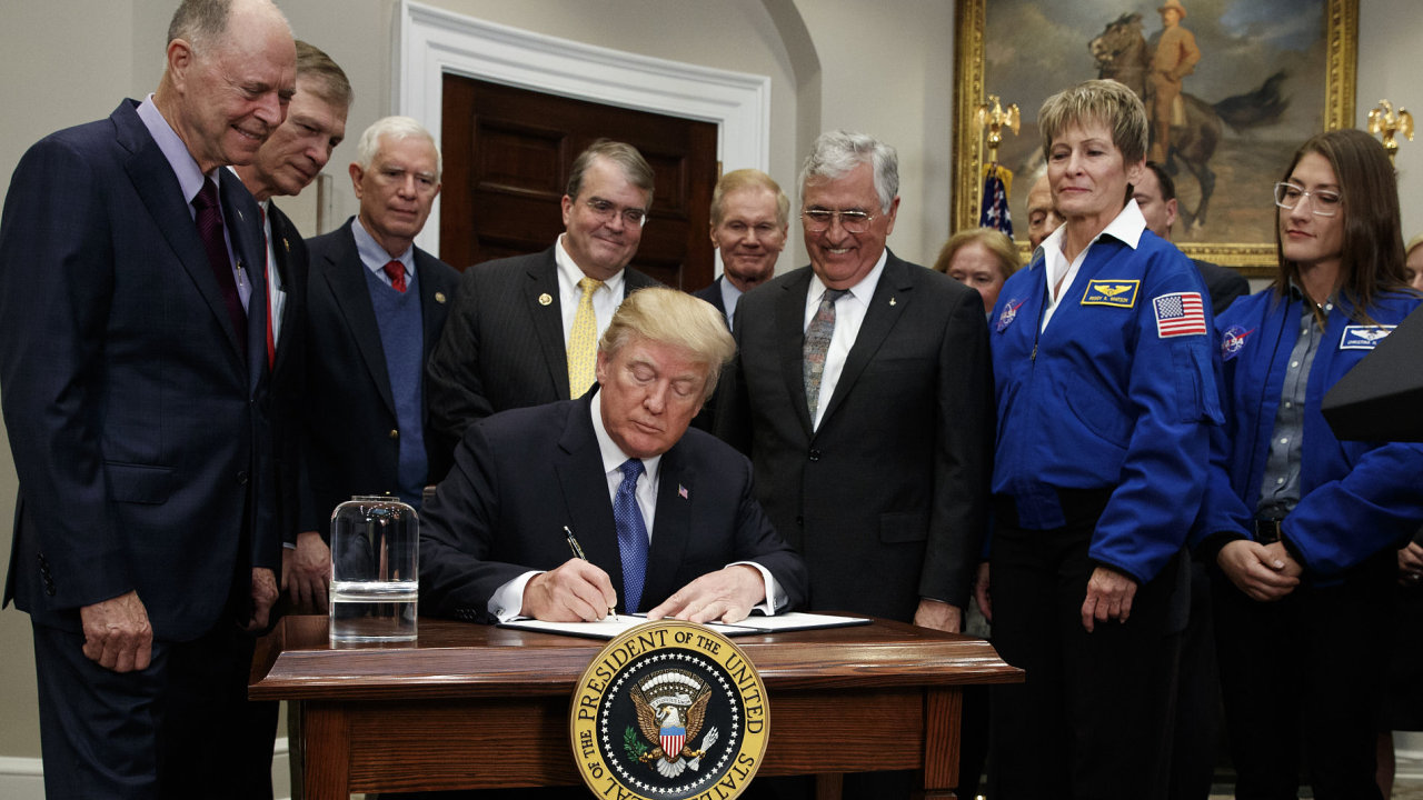 Trump uloil NASA pipravovat pilotovan mise na Msc a na Mars