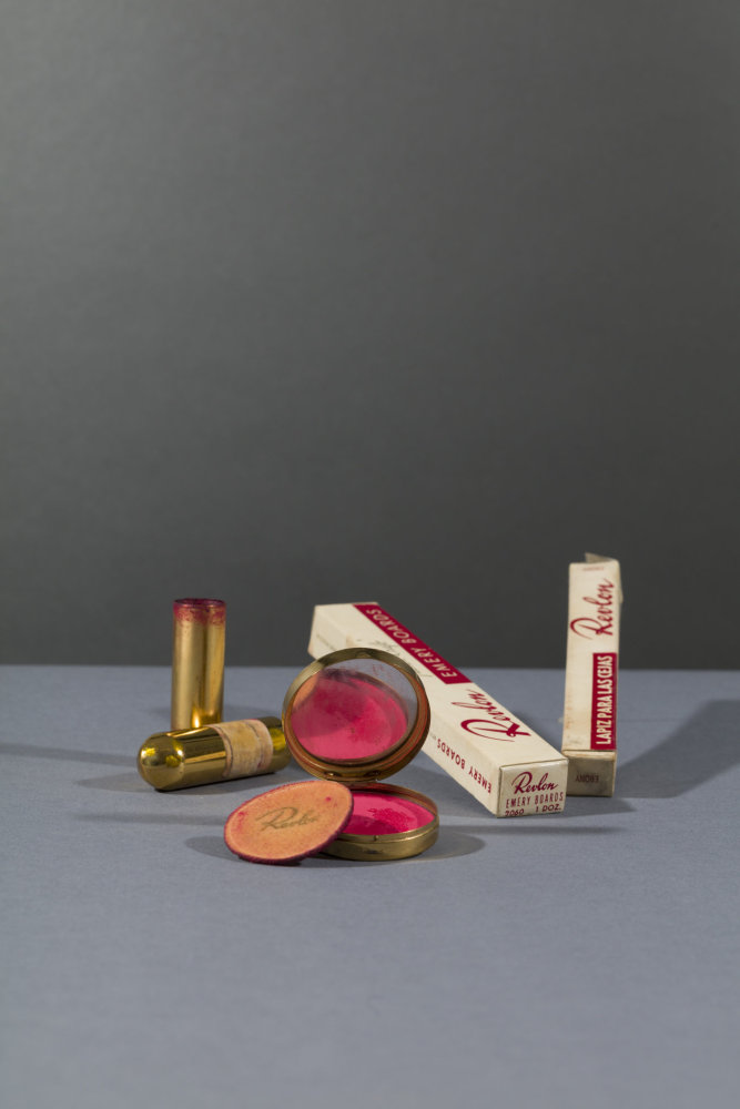 Pudr, tvářenka a rtěnky Fridy Kahlo značky Revlon