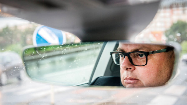 Muž, který tráví celý život mezi auty, je opravdu dobrý a hodně svižný řidič. Však také v autě tráví hodně času při služebních cestách do zahraničí.