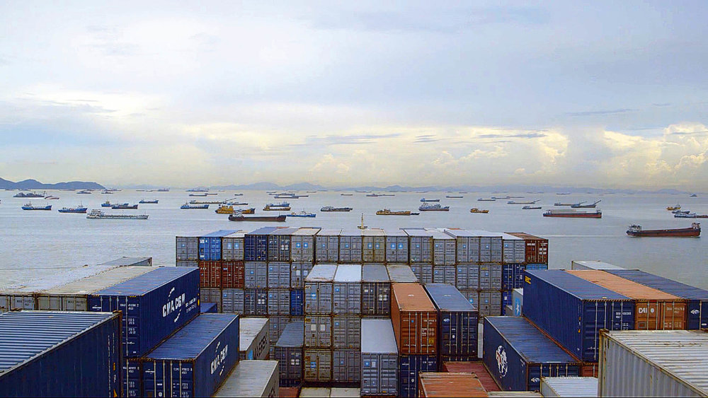 Na nákladní lodi Maersk strávila při natáčení dokumentu deset dní. Nyní připravuje snímek o životě posádky obřích nákladních lodí, která na moři tráví i tři čtvrtě roku v kuse.