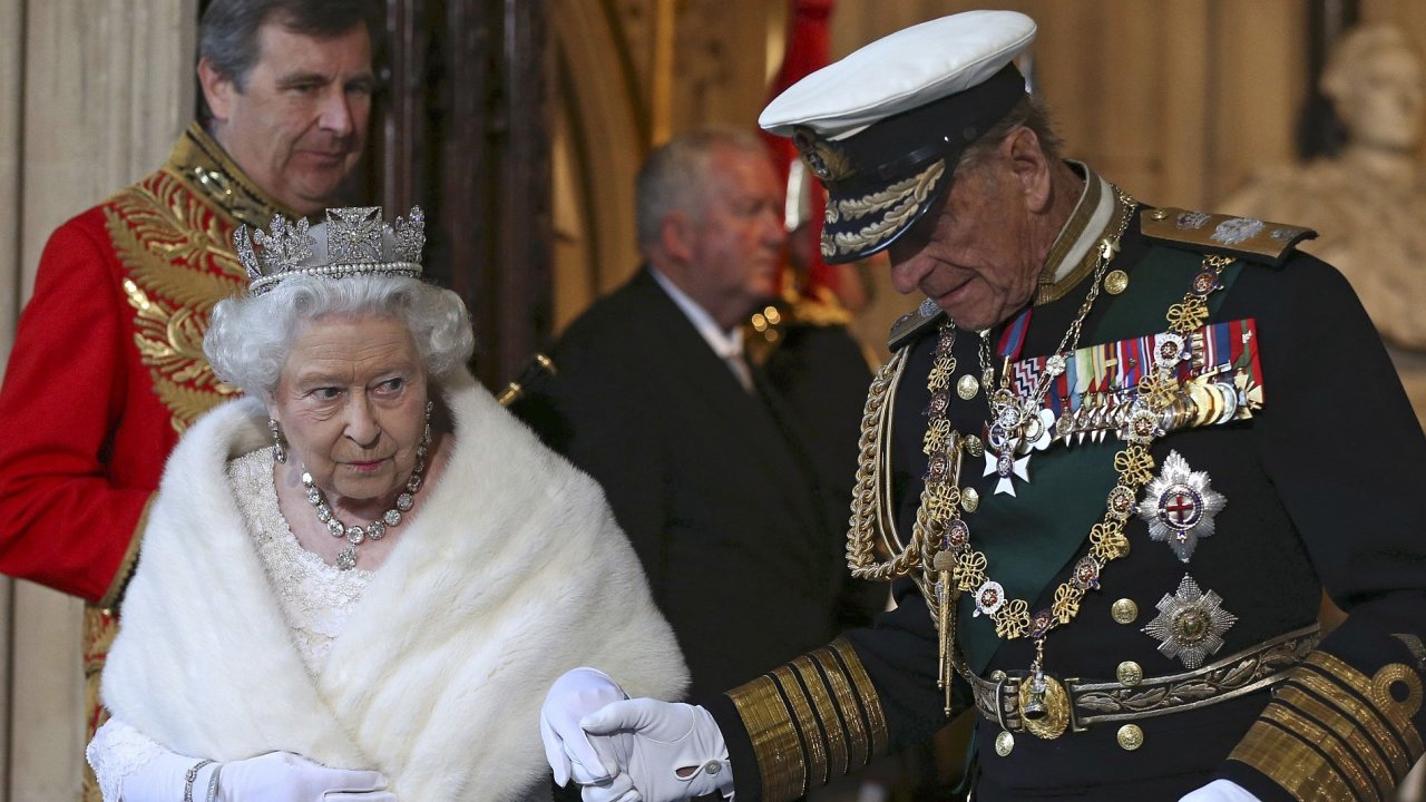 Britská královna Alžbìta a princ Filip odjíždìjí z Westminsterského paláce.