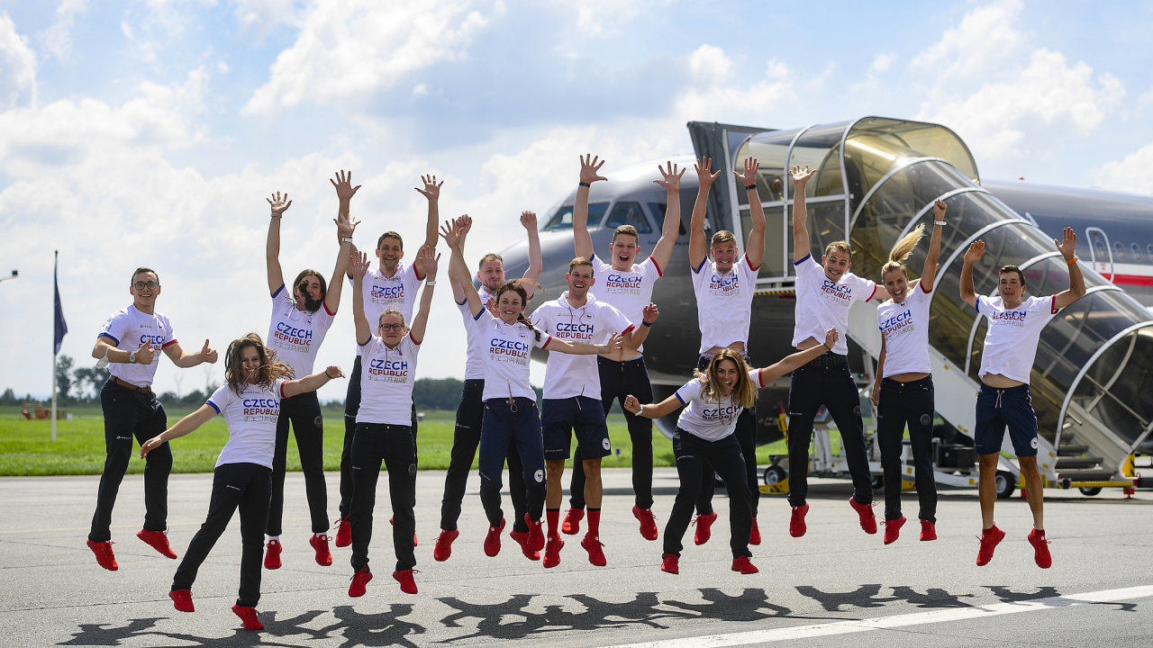Takto et sportovci pzovali fotografovi 16. ervence na letiti v praskch Kbelch ped odletem na olympijsk hry do Tokia.