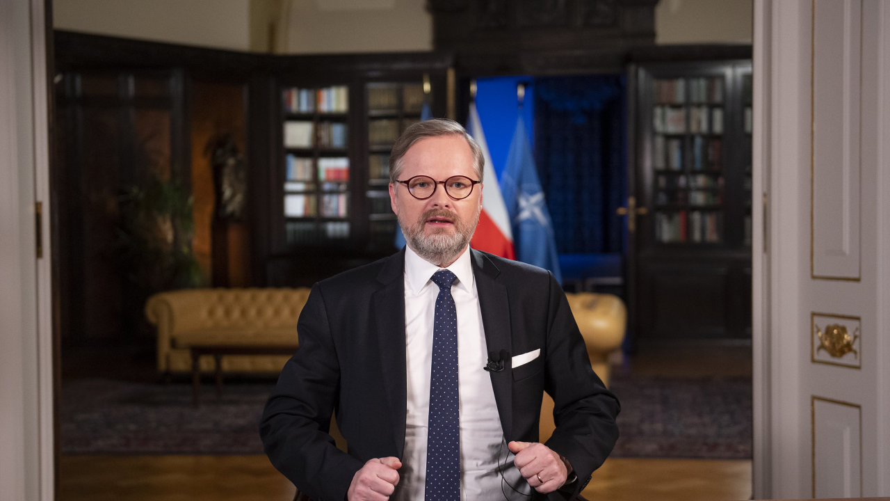 Premiér Petr Fiala se připravuje 29. prosince 2021 v Praze na natáčení novoročního projevu, který byl odvysílán 1. ledna 2022.