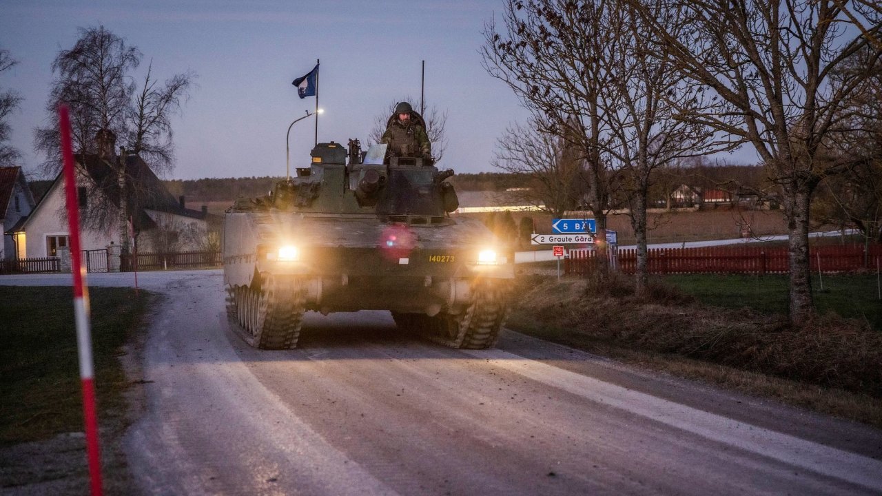 Švédská hlídka na ostrově Gotland, kam vláda minulý týden vyslala posily kvůli obavám z možného ruského útoku.